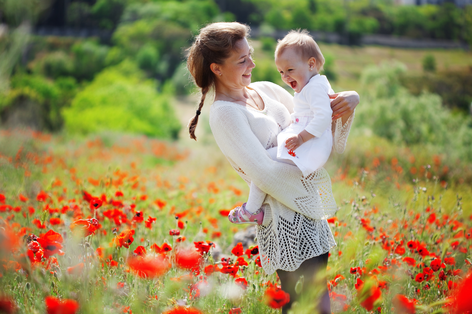 Материнство природы. Женщина с ребенком. Фотосессия мама с младенцем. Мать и дитя на природе. Женщина с ребенком в поле.
